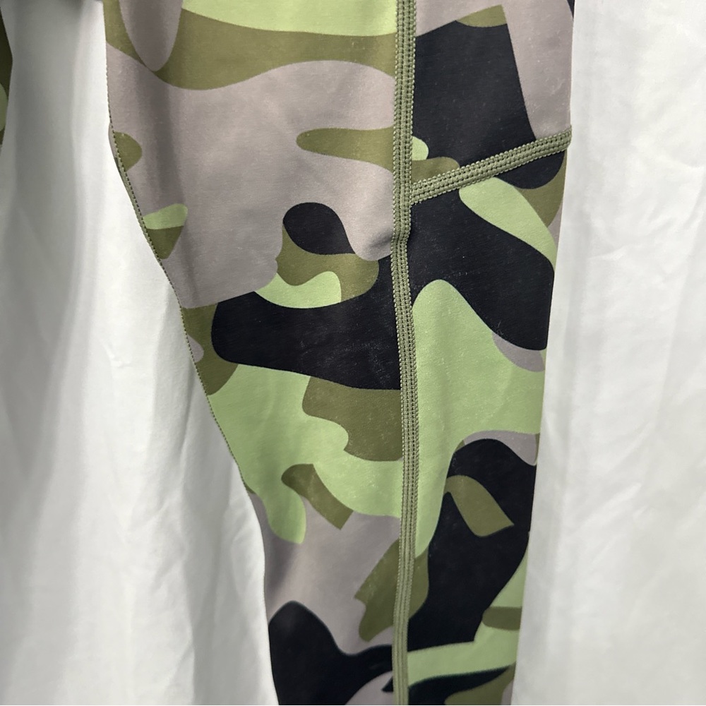 Zyia Active Camo Zipper Pocket Light n Tight 7/8 - Picture 5 of 15
